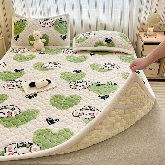 91家纺网 家纺一手货源 找家纺 启程家纺 2024新款A类印花牛奶绒床垫加厚绒保暖床护垫 绿心熊