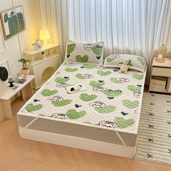 91家纺网 家纺一手货源 找家纺 启程家纺 2024新款A类印花牛奶绒床垫加厚绒保暖床护垫 绿心熊