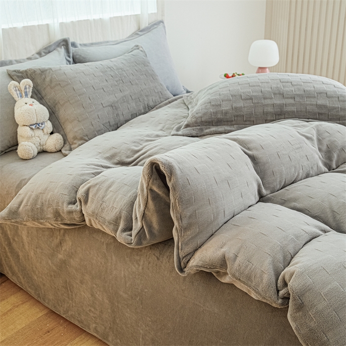 91家纺网 家纺一手货源 找家纺 锦罗绣 2024新款全消光230克牛奶绒烂花绒提花四件套 方块-灰