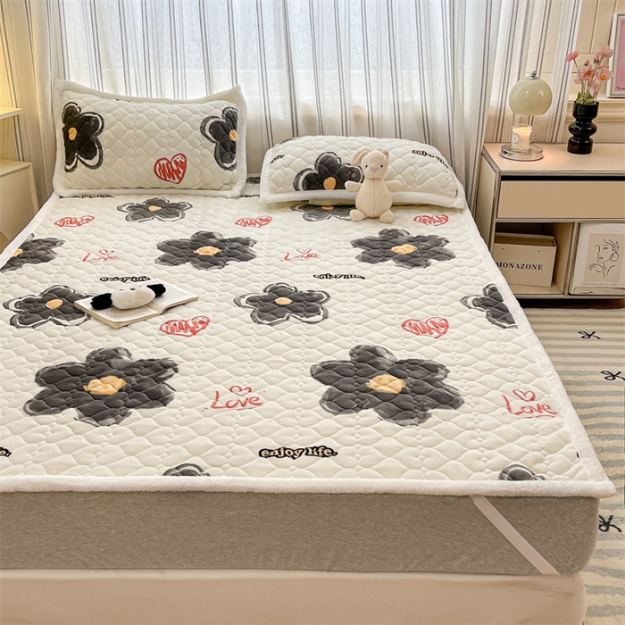 91家纺网 家纺一手货源 找家纺 启程家纺 2024新款A类印花牛奶绒床垫加厚绒保暖床护垫 黑大花