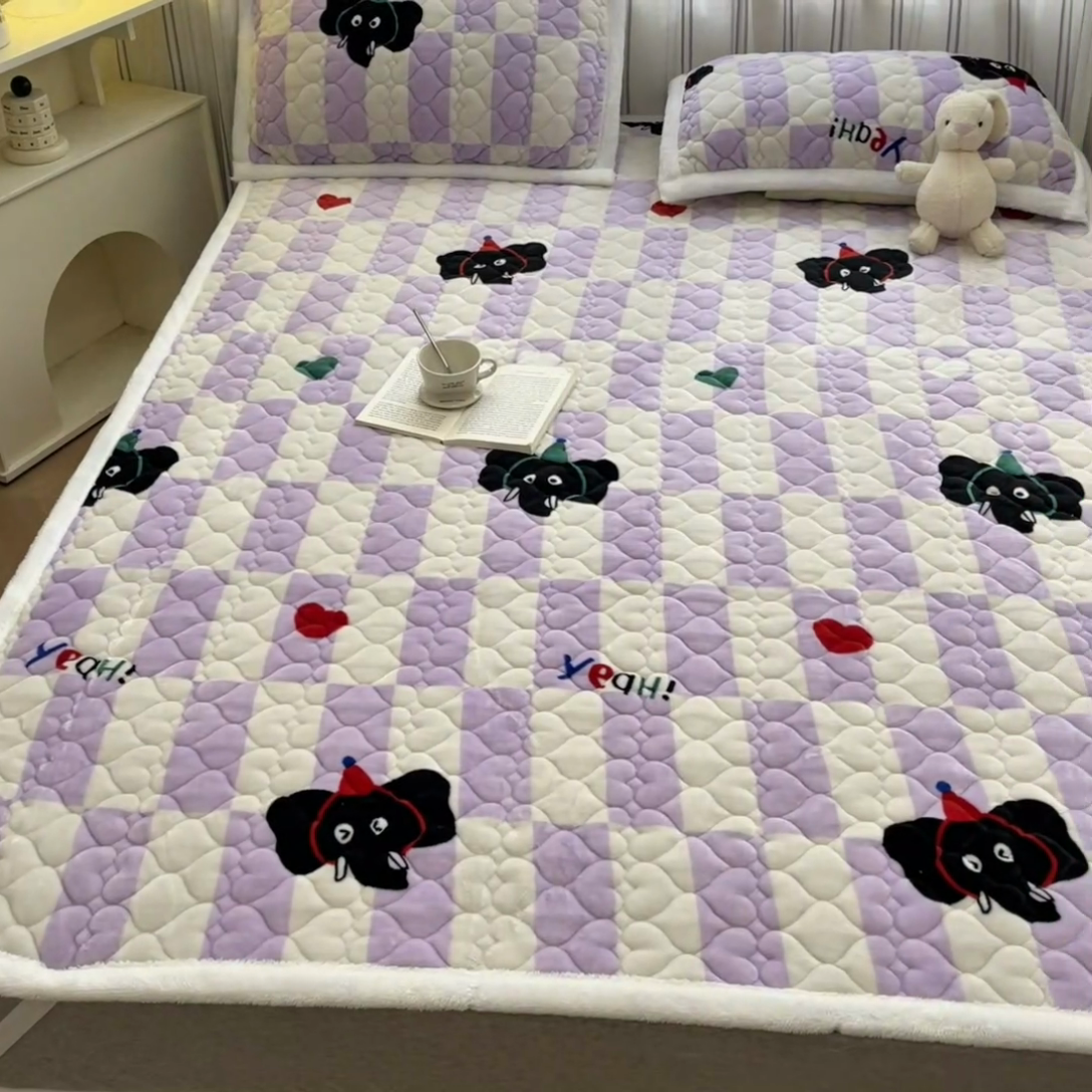91家纺网 家纺一手货源 找家纺 启程家纺 2024新款A类印花牛奶绒床垫加厚绒保暖床护垫 紫格象