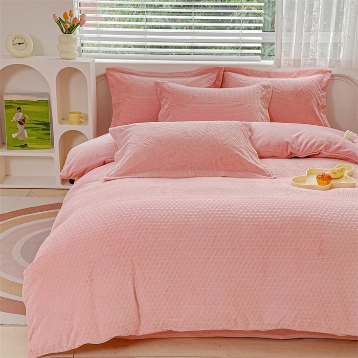 91家纺网 家纺一手货源 找家纺 锦罗绣 2024新款全消光230克牛奶绒烂花绒提花单被套 格韵