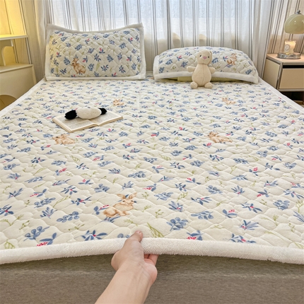91家纺网 家纺一手货源 找家纺 启程家纺 2024新款A类印花牛奶绒床垫加厚绒保暖床护垫 兰花兔