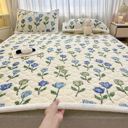 91家纺网 家纺一手货源 找家纺 启程家纺 2024新款A类印花牛奶绒床垫加厚绒保暖床护垫 蓝郁