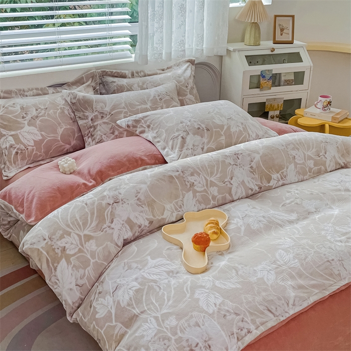 91家纺网 家纺一手货源 找家纺 锦罗绣 2024新款全消光230克牛奶绒烂花绒提花单被套 花语