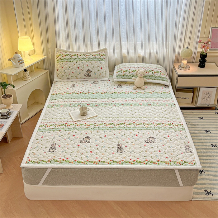 91家纺网 家纺一手货源 找家纺 启程家纺 2024新款A类印花牛奶绒床垫加厚绒保暖床护垫 草莓兔