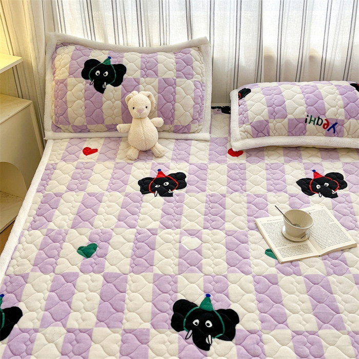 91家纺网 家纺一手货源 找家纺 启程家纺 2024新款A类印花牛奶绒床垫加厚绒保暖床护垫 紫格象