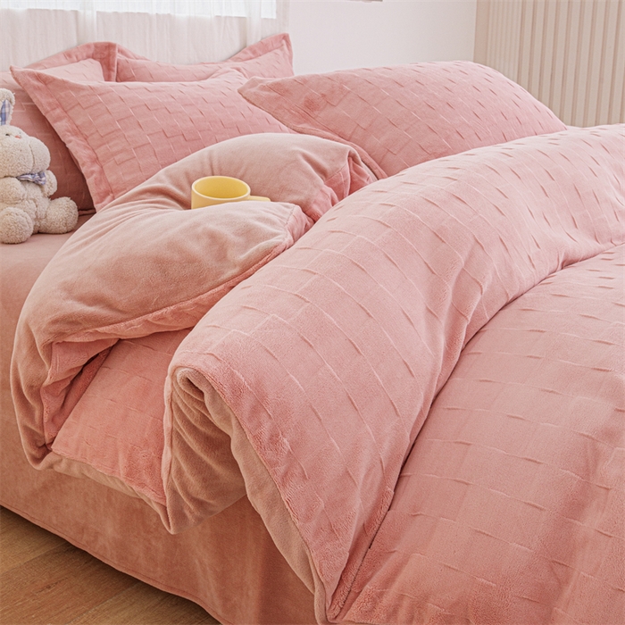 91家纺网 家纺一手货源 找家纺 锦罗绣 2024新款全消光230克牛奶绒烂花绒提花四件套 方块-粉