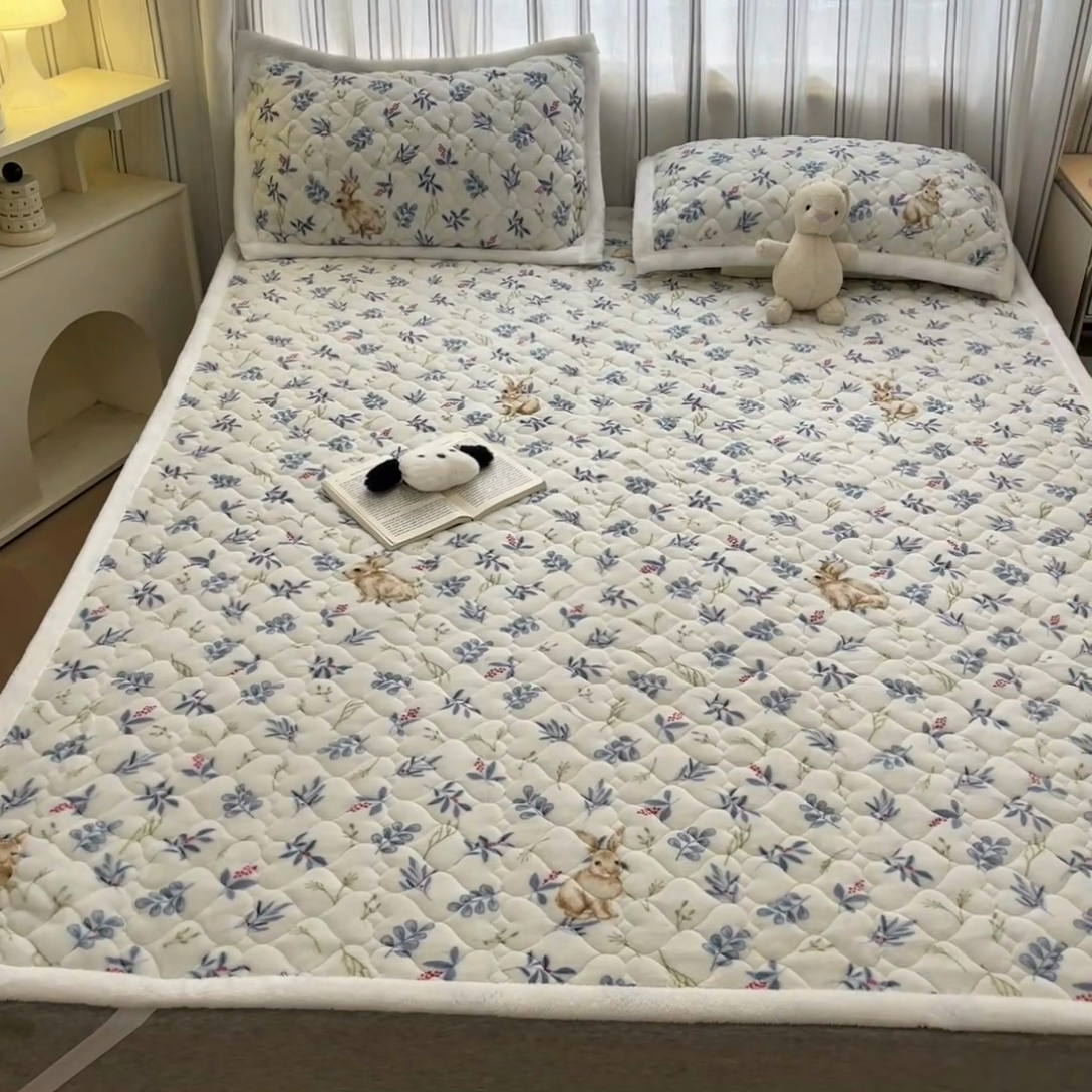 91家纺网 家纺一手货源 找家纺 启程家纺 2024新款A类印花牛奶绒床垫加厚绒保暖床护垫 兰花兔