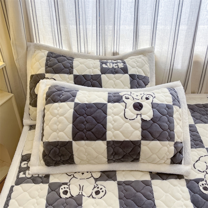 91家纺网 家纺一手货源 找家纺 启程家纺 2024新款A类印花牛奶绒床垫加厚绒保暖床护垫 灰格狗