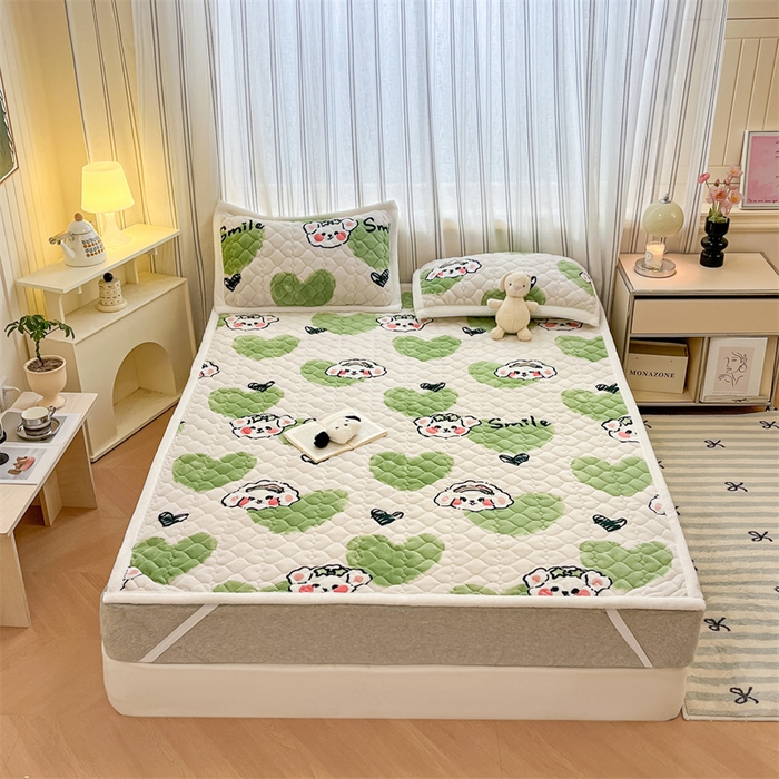 91家纺网 家纺一手货源 找家纺 启程家纺 2024新款A类印花牛奶绒床垫加厚绒保暖床护垫 绿心熊