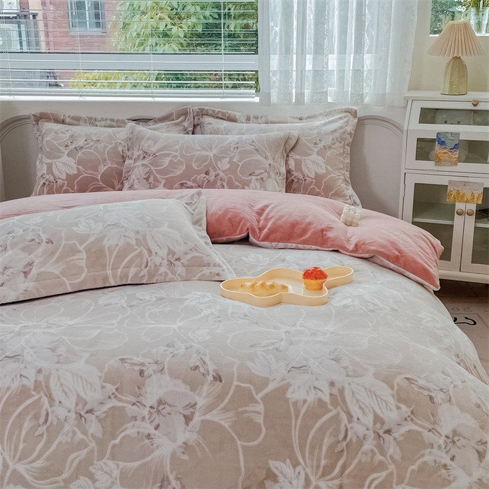 91家纺网 家纺一手货源 找家纺 锦罗绣 2024新款全消光230克牛奶绒烂花绒提花单被套 花语