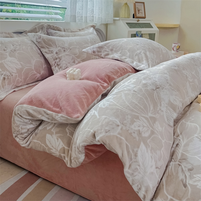91家纺网 家纺一手货源 找家纺 锦罗绣 2024新款全消光230克牛奶绒烂花绒提花单被套 花语