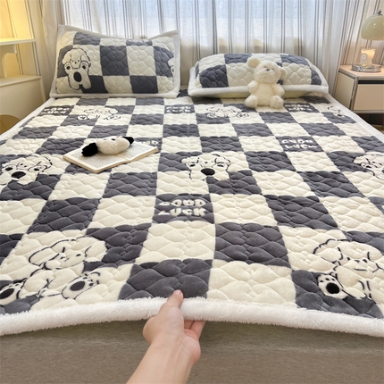 91家纺网 家纺一手货源 找家纺 启程家纺 2024新款A类印花牛奶绒床垫加厚绒保暖床护垫 灰格狗