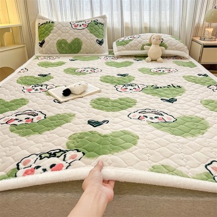 91家纺网 家纺一手货源 找家纺 启程家纺 2024新款A类印花牛奶绒床垫加厚绒保暖床护垫 绿心熊
