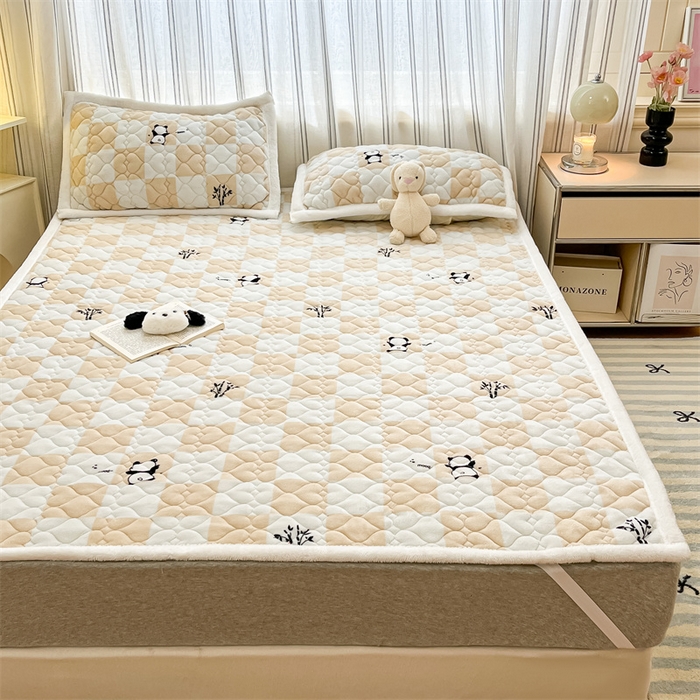 91家纺网 家纺一手货源 找家纺 启程家纺 2024新款A类印花牛奶绒床垫加厚绒保暖床护垫 格子熊猫