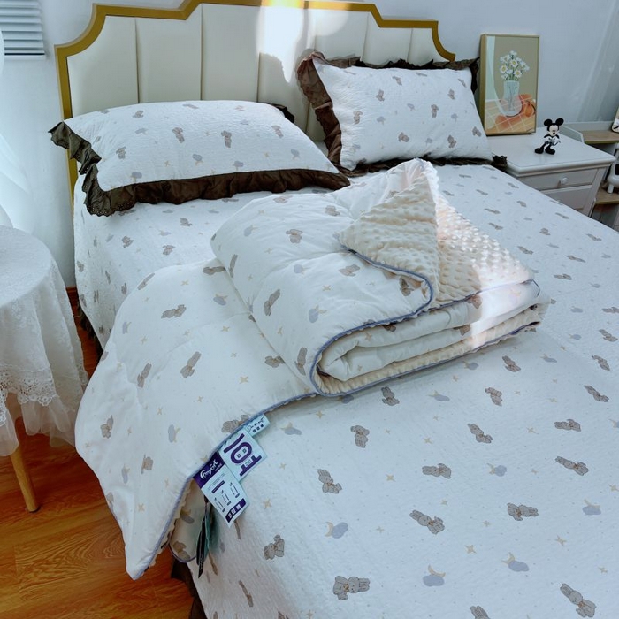 91家纺网 家纺一手货源 找家纺 2024新款嵌条款春秋高温砂洗法式棉花床盖三件套 星空兔