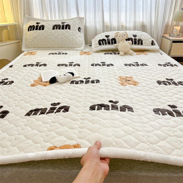 91家纺网 家纺一手货源 找家纺 启程家纺 2024新款A类印花牛奶绒床垫加厚绒保暖床护垫 米妮熊