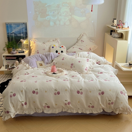 91家纺网 家纺一手货源 找家纺 桃子家居 2024新款A类ins韩版花边少女心加厚牛奶绒四件套 绒-花边紫樱桃