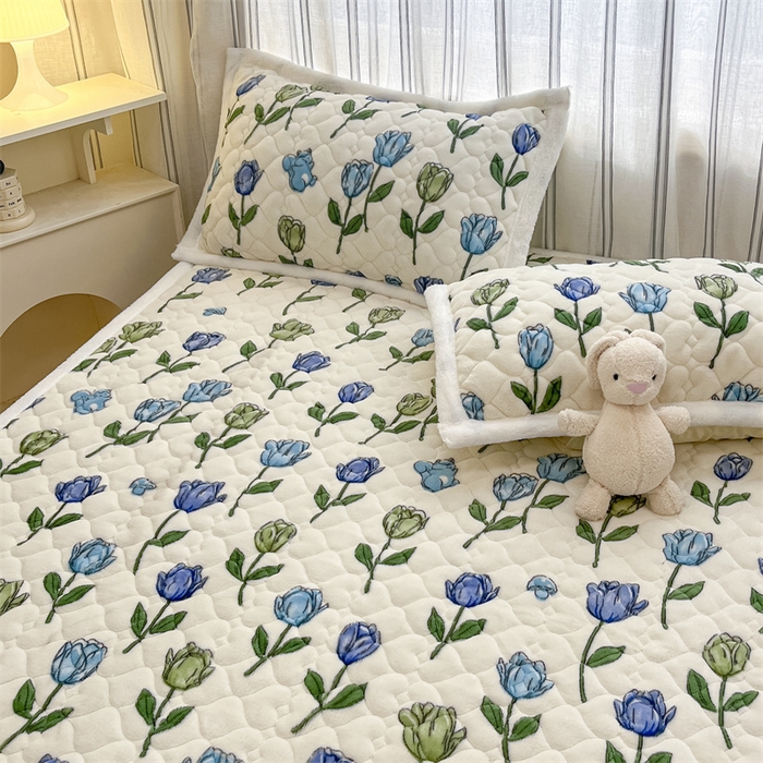 91家纺网 家纺一手货源 找家纺 启程家纺 2024新款A类印花牛奶绒床垫加厚绒保暖床护垫 蓝郁