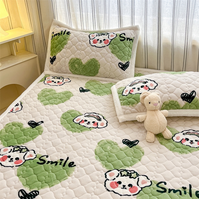 91家纺网 家纺一手货源 找家纺 启程家纺 2024新款A类印花牛奶绒床垫加厚绒保暖床护垫 绿心熊