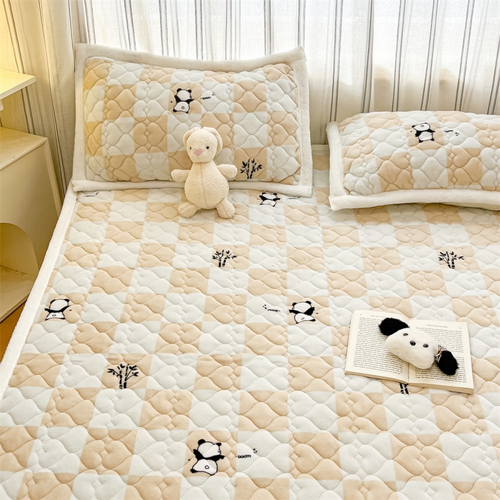 91家纺网 家纺一手货源 找家纺 启程家纺 2024新款A类印花牛奶绒床垫加厚绒保暖床护垫 格子熊猫