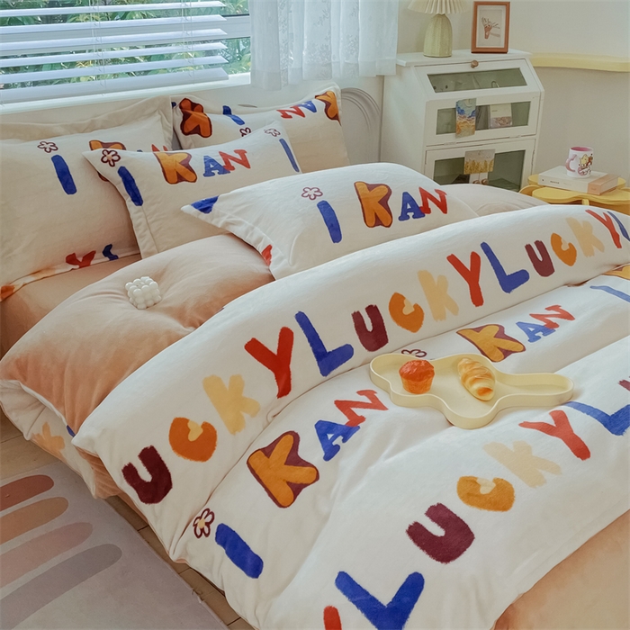 91家纺网 家纺一手货源 找家纺 锦罗绣 2024新款A类高克重牛奶绒印花四件套 可爱字母