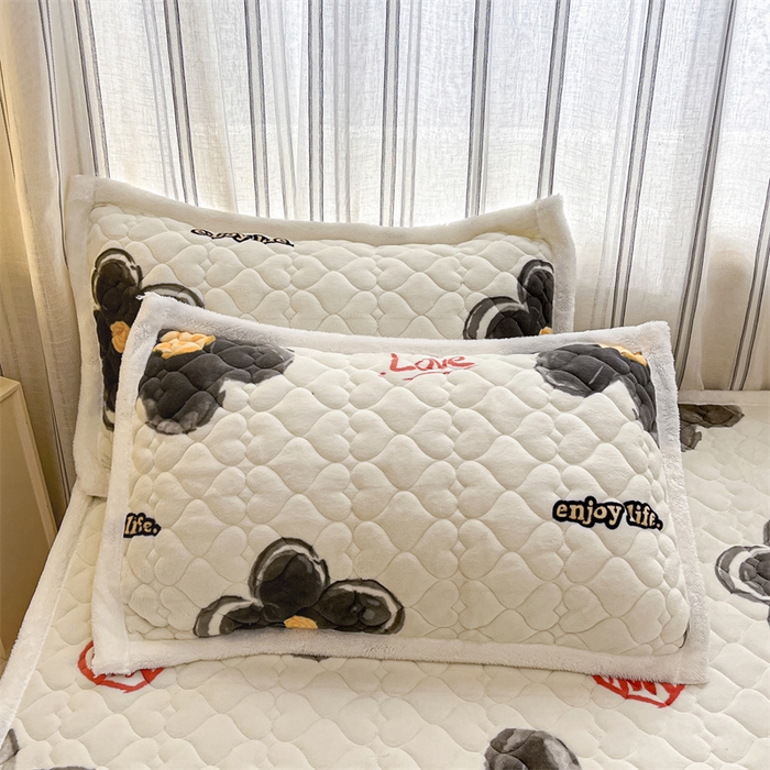 91家纺网 家纺一手货源 找家纺 启程家纺 2024新款A类印花牛奶绒床垫加厚绒保暖床护垫 黑大花