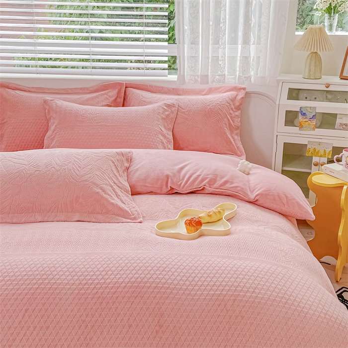 91家纺网 家纺一手货源 找家纺 锦罗绣 2024新款全消光230克牛奶绒烂花绒提花单被套 格韵