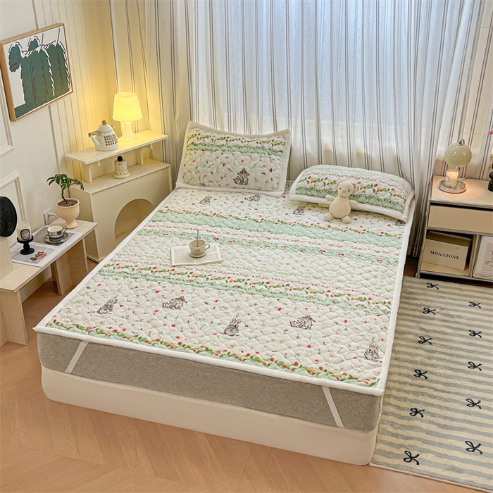 91家纺网 家纺一手货源 找家纺 启程家纺 2024新款A类印花牛奶绒床垫加厚绒保暖床护垫 草莓兔