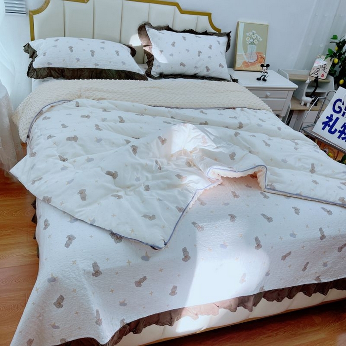 91家纺网 家纺一手货源 找家纺 2024新款嵌条款春秋高温砂洗法式棉花床盖三件套 星空兔