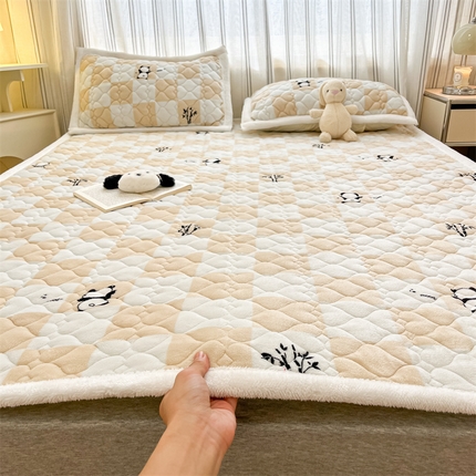 91家纺网 家纺一手货源 找家纺 启程家纺 2024新款A类印花牛奶绒床垫加厚绒保暖床护垫 格子熊猫