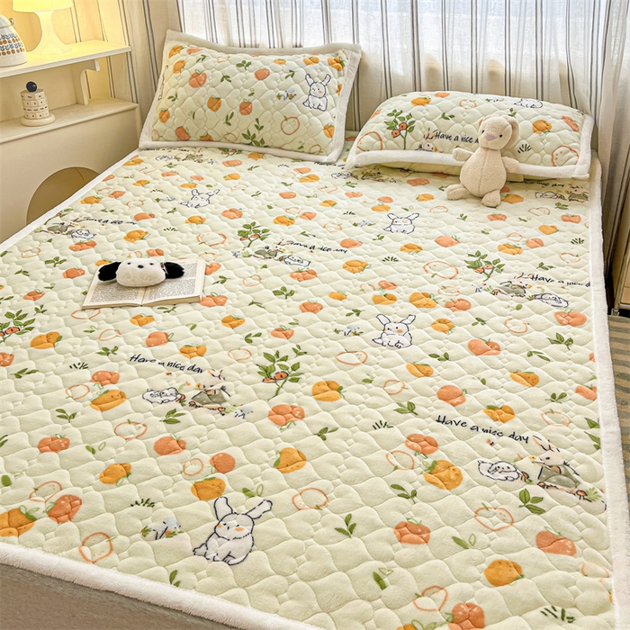 91家纺网 家纺一手货源 找家纺 启程家纺 2024新款A类印花牛奶绒床垫加厚绒保暖床护垫 桔子兔
