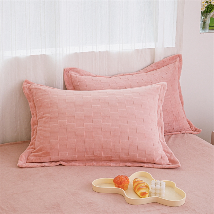 91家纺网 家纺一手货源 找家纺 锦罗绣 2024新款全消光230克牛奶绒烂花绒提花四件套 方块-粉