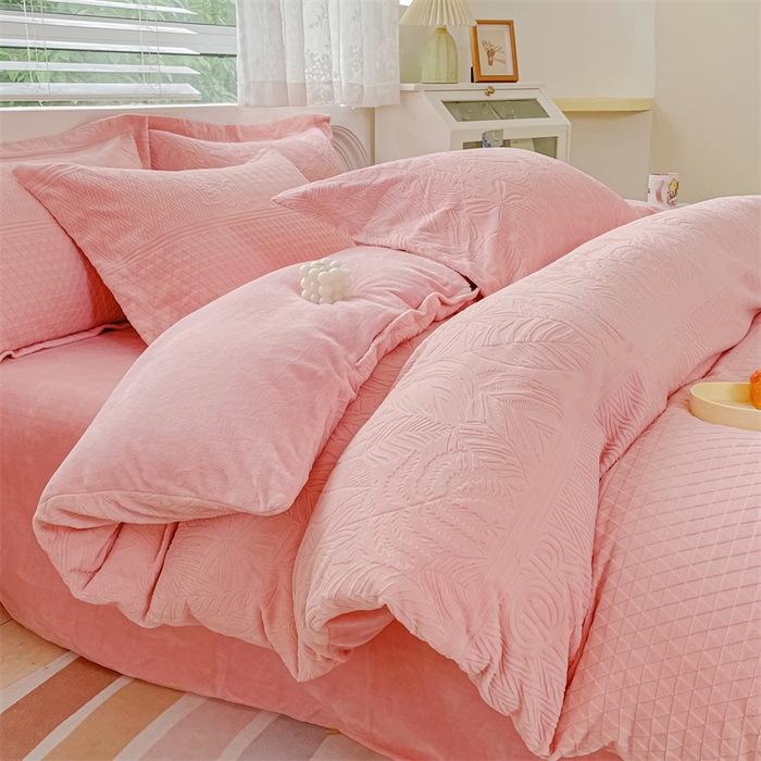 91家纺网 家纺一手货源 找家纺 锦罗绣 2024新款全消光230克牛奶绒烂花绒提花单被套 格韵