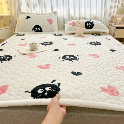 91家纺网 家纺一手货源 找家纺 启程家纺 2024新款A类印花牛奶绒床垫加厚绒保暖床护垫 爱心煤球