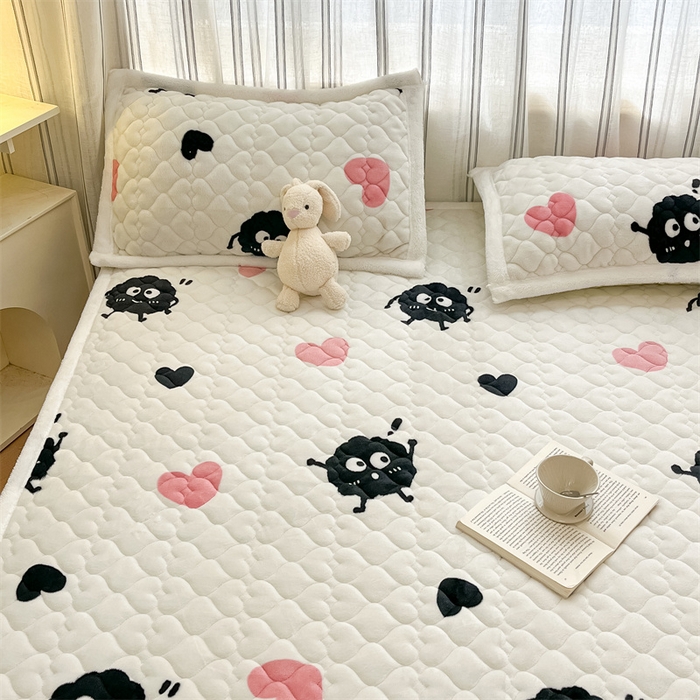 91家纺网 家纺一手货源 找家纺 启程家纺 2024新款A类印花牛奶绒床垫加厚绒保暖床护垫 爱心煤球