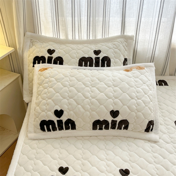91家纺网 家纺一手货源 找家纺 启程家纺 2024新款A类印花牛奶绒床垫加厚绒保暖床护垫 米妮熊