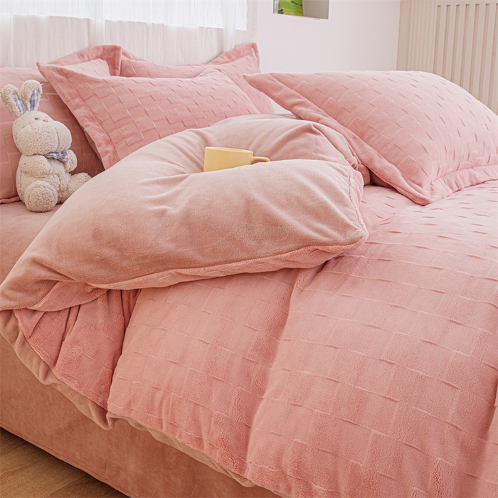 91家纺网 家纺一手货源 找家纺 锦罗绣 2024新款全消光230克牛奶绒烂花绒提花四件套 方块-粉