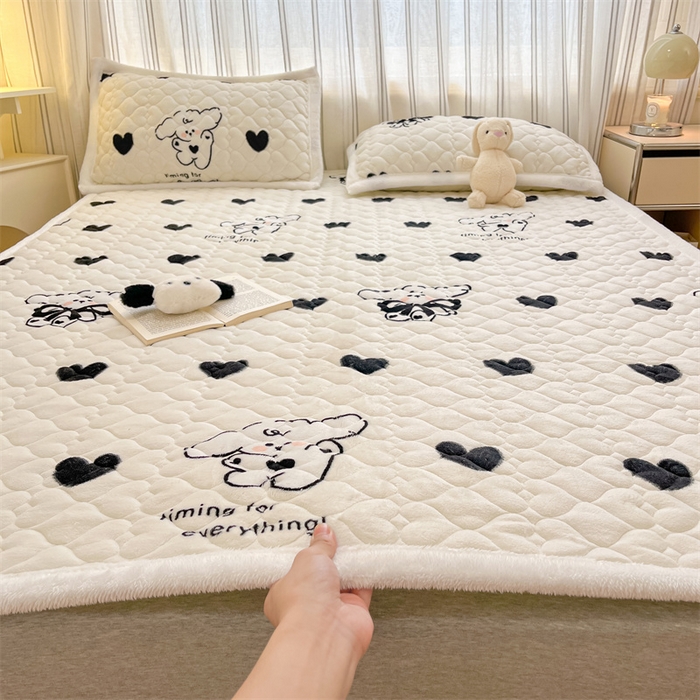 91家纺网 家纺一手货源 找家纺 启程家纺 2024新款A类印花牛奶绒床垫加厚绒保暖床护垫 爱心狗