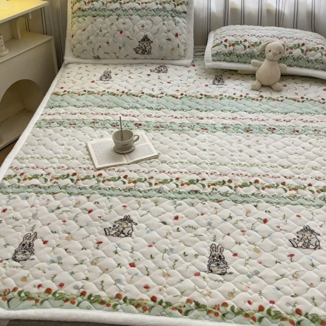 91家纺网 家纺一手货源 找家纺 启程家纺 2024新款A类印花牛奶绒床垫加厚绒保暖床护垫 草莓兔