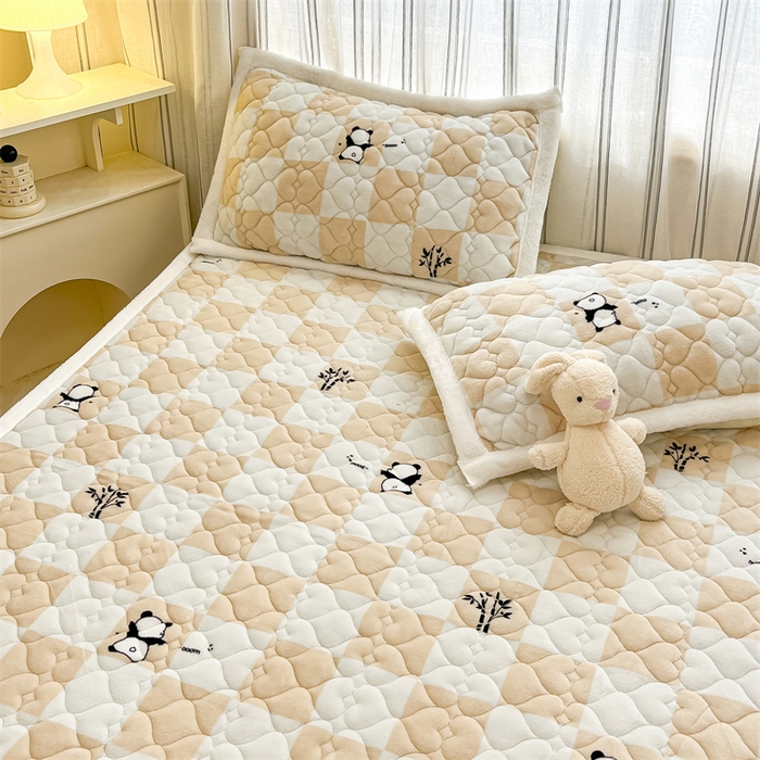 91家纺网 家纺一手货源 找家纺 启程家纺 2024新款A类印花牛奶绒床垫加厚绒保暖床护垫 格子熊猫