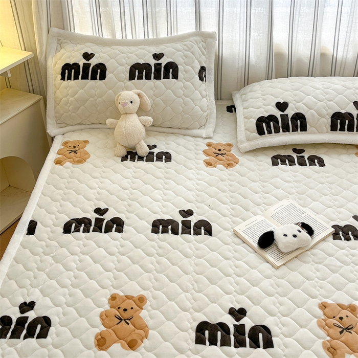 91家纺网 家纺一手货源 找家纺 启程家纺 2024新款A类印花牛奶绒床垫加厚绒保暖床护垫 米妮熊