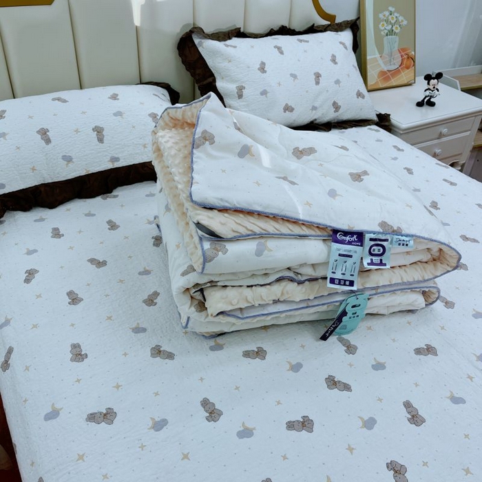 91家纺网 家纺一手货源 找家纺 2024新款嵌条款春秋高温砂洗法式棉花床盖三件套 星空兔