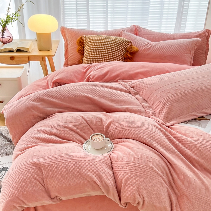 91家纺网 家纺一手货源 找家纺 锦罗绣 2024新款全消光230克牛奶绒烂花绒提花四件套 H-玉