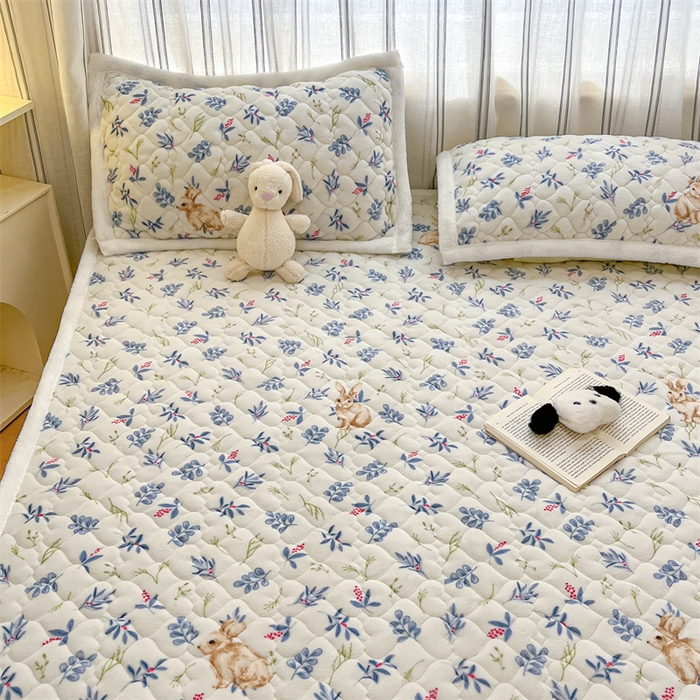 91家纺网 家纺一手货源 找家纺 启程家纺 2024新款A类印花牛奶绒床垫加厚绒保暖床护垫 兰花兔