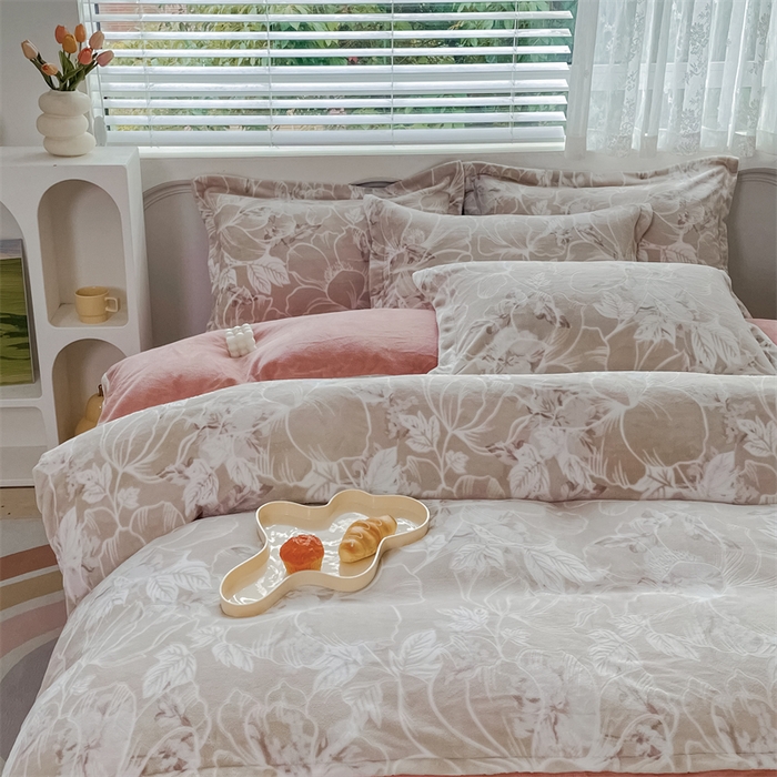 91家纺网 家纺一手货源 找家纺 锦罗绣 2024新款全消光230克牛奶绒烂花绒提花单被套 花语