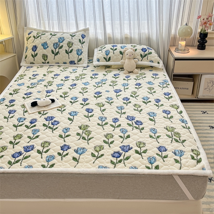 91家纺网 家纺一手货源 找家纺 启程家纺 2024新款A类印花牛奶绒床垫加厚绒保暖床护垫 蓝郁