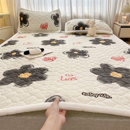 91家纺网 家纺一手货源 找家纺 启程家纺 2024新款A类印花牛奶绒床垫加厚绒保暖床护垫 黑大花