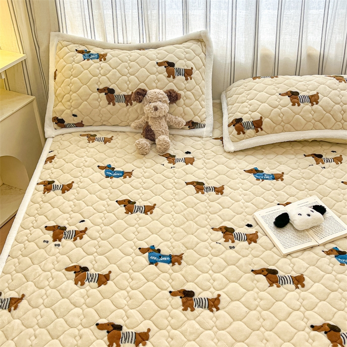 91家纺网 家纺一手货源 找家纺 启程家纺 2024新款A类印花牛奶绒床垫加厚绒保暖床护垫 腊肠狗